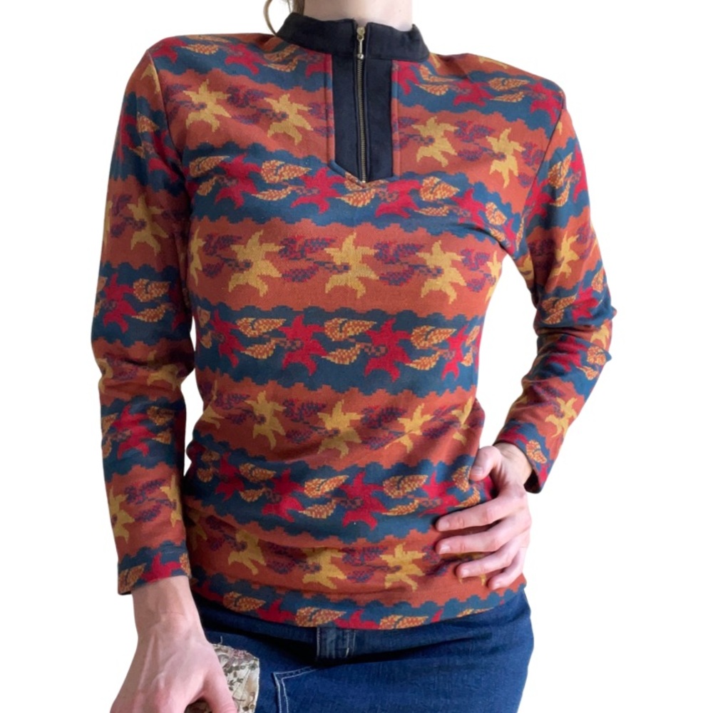VERSACE vintage 1980’s sweater with padded shoulders and iconic pattern - Picture 12 of 12